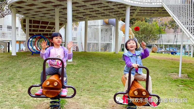 幼兒園小班戶外游樂(lè)設(shè)備游玩區(qū)