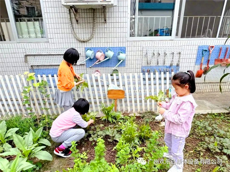 幼兒園小班戶外游樂(lè)設(shè)備游玩區(qū)